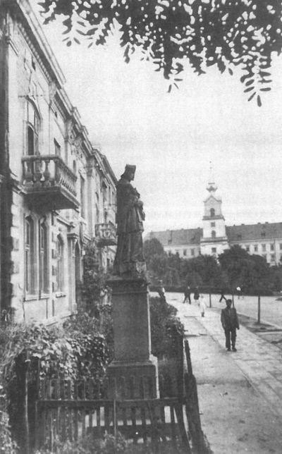 Lata 50.XX w. Widać Nepomucena wspaniale wyeksponowanego na tle zamku, stojącego jeszcze przy ul. Dąbrowskiego. Źr&oacute;dło: Franciszek Kotula Tamten Rzesz&oacute;w, Wyd. IV